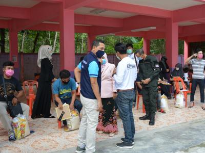 รองผู้ว่าราชการจังหวัดนราธิวาส มาปิดศูนย์กักกันตำบลลุโบะบือซา