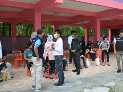รองผู้ว่าราชการจังหวัดนราธิวาส มาปิดศูนย์กักกันตำบลลุโบะบือซา