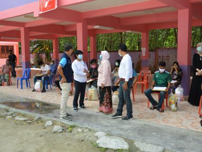 รองผู้ว่าราชการจังหวัดนราธิวาส มาปิดศูนย์กักกันตำบลลุโบะบือซา