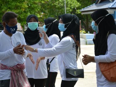 รองผู้ว่าราชการจังหวัดนราธิวาส มาปิดศูนย์กักกันตำบลลุโบะบือซา