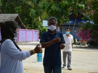 รองผู้ว่าราชการจังหวัดนราธิวาส มาปิดศูนย์กักกันตำบลลุโบะบือซา