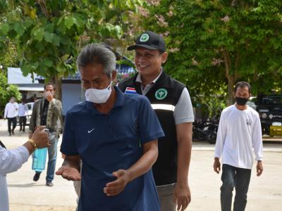 รองผู้ว่าราชการจังหวัดนราธิวาส มาปิดศูนย์กักกันตำบลลุโบะบือซา