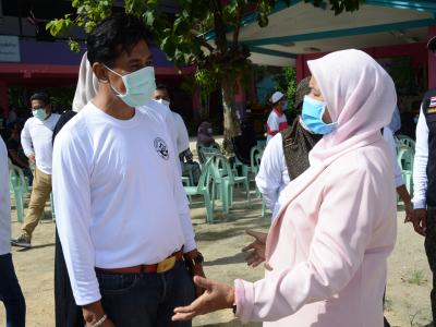 รองผู้ว่าราชการจังหวัดนราธิวาส มาปิดศูนย์กักกันตำบลลุโบะบือซา