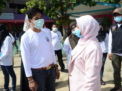 รองผู้ว่าราชการจังหวัดนราธิวาส มาปิดศูนย์กักกันตำบลลุโบะบือซา