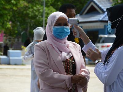 รองผู้ว่าราชการจังหวัดนราธิวาส มาปิดศูนย์กักกันตำบลลุโบะบือซา