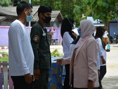 รองผู้ว่าราชการจังหวัดนราธิวาส มาปิดศูนย์กักกันตำบลลุโบะบือซา