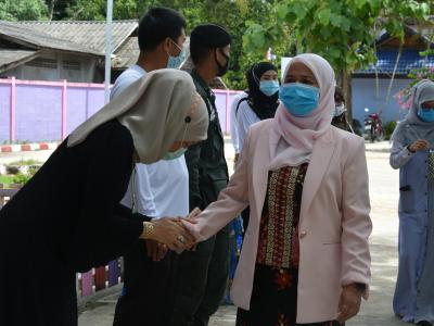 รองผู้ว่าราชการจังหวัดนราธิวาส มาปิดศูนย์กักกันตำบลลุโบะบือซา