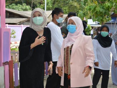 รองผู้ว่าราชการจังหวัดนราธิวาส มาปิดศูนย์กักกันตำบลลุโบะบือซา