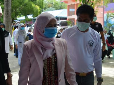 รองผู้ว่าราชการจังหวัดนราธิวาส มาปิดศูนย์กักกันตำบลลุโบะบือซา