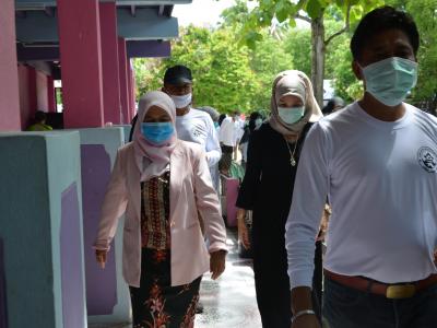 รองผู้ว่าราชการจังหวัดนราธิวาส มาปิดศูนย์กักกันตำบลลุโบะบือซา