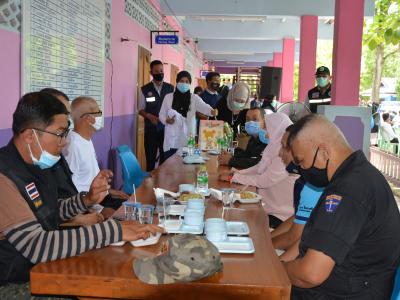 รองผู้ว่าราชการจังหวัดนราธิวาส มาปิดศูนย์กักกันตำบลลุโบะบือซา