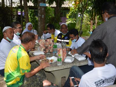 รองผู้ว่าราชการจังหวัดนราธิวาส มาปิดศูนย์กักกันตำบลลุโบะบือซา