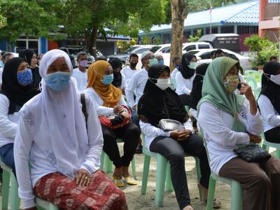 รองผู้ว่าราชการจังหวัดนราธิวาส มาปิดศูนย์กักกันตำบลลุโบะบือซา