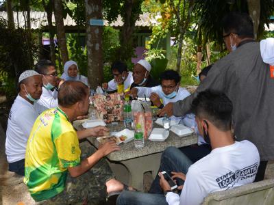 รองผู้ว่าราชการจังหวัดนราธิวาส มาปิดศูนย์กักกันตำบลลุโบะบือซา