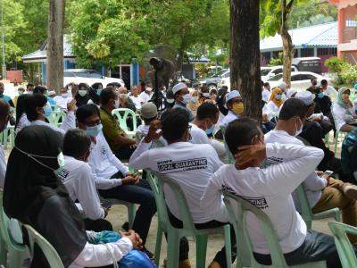 รองผู้ว่าราชการจังหวัดนราธิวาส มาปิดศูนย์กักกันตำบลลุโบะบือซา
