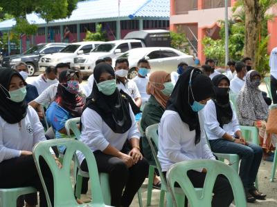 รองผู้ว่าราชการจังหวัดนราธิวาส มาปิดศูนย์กักกันตำบลลุโบะบือซา