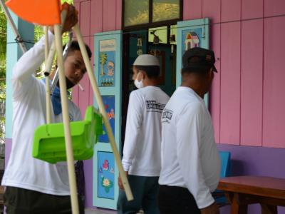 กิจกรรมทำความสะอาดศูนย์กักกันประจำตำบลลุโบะบือซา(โรงเรียนบ้านกาแ