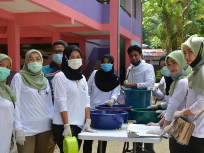 กิจกรรมทำความสะอาดศูนย์กักกันประจำตำบลลุโบะบือซา(โรงเรียนบ้านกาแ