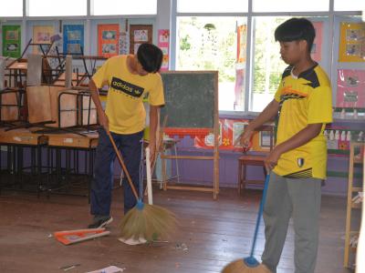 กิจกรรมทำความสะอาดศูนย์กักกันประจำตำบลลุโบะบือซา(โรงเรียนบ้านกาแ