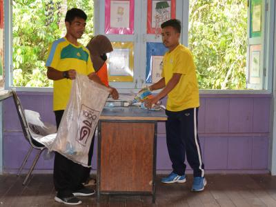 กิจกรรมทำความสะอาดศูนย์กักกันประจำตำบลลุโบะบือซา(โรงเรียนบ้านกาแ