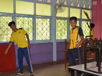กิจกรรมทำความสะอาดศูนย์กักกันประจำตำบลลุโบะบือซา(โรงเรียนบ้านกาแ