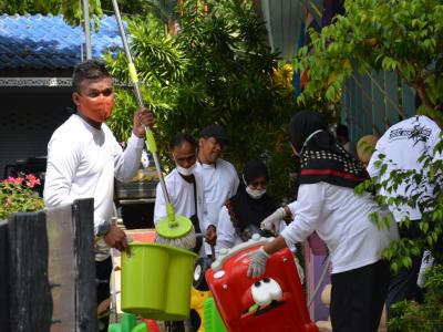กิจกรรมทำความสะอาดศูนย์กักกันประจำตำบลลุโบะบือซา(โรงเรียนบ้านกาแ