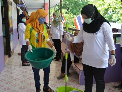กิจกรรมทำความสะอาดศูนย์กักกันประจำตำบลลุโบะบือซา(โรงเรียนบ้านกาแ