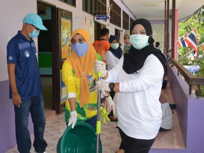 กิจกรรมทำความสะอาดศูนย์กักกันประจำตำบลลุโบะบือซา(โรงเรียนบ้านกาแ