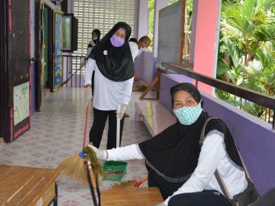 กิจกรรมทำความสะอาดศูนย์กักกันประจำตำบลลุโบะบือซา(โรงเรียนบ้านกาแ