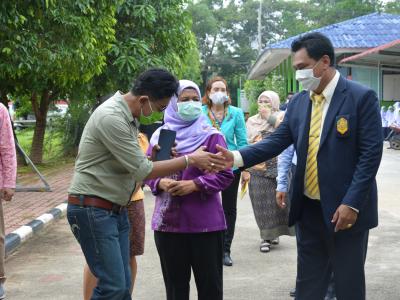 นายกต้อนรับรองผู้ว่าราชการจังหวัดนราธิวาส มามอบเจลล้างมือ