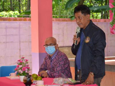 นายกลงพื้นทีแจกหน้ากากให้กับโรงเรียนทั้ง3โรง ในตำบลลุโบะบือซา