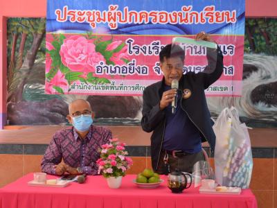 นายกลงพื้นทีแจกหน้ากากให้กับโรงเรียนทั้ง3โรง ในตำบลลุโบะบือซา