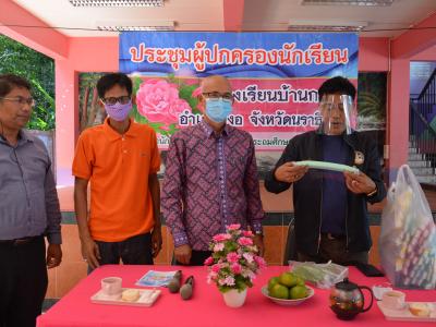 นายกลงพื้นทีแจกหน้ากากให้กับโรงเรียนทั้ง3โรง ในตำบลลุโบะบือซา