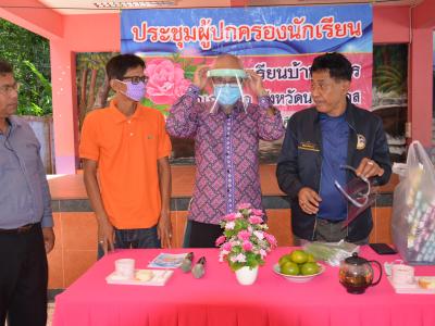 นายกลงพื้นทีแจกหน้ากากให้กับโรงเรียนทั้ง3โรง ในตำบลลุโบะบือซา