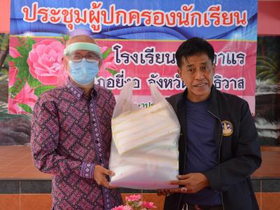 นายกลงพื้นทีแจกหน้ากากให้กับโรงเรียนทั้ง3โรง ในตำบลลุโบะบือซา