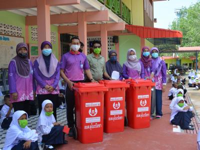 นายกลงพื้นทีแจกหน้ากากให้กับโรงเรียนทั้ง3โรง ในตำบลลุโบะบือซา