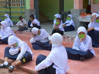 นายกลงพื้นทีแจกหน้ากากให้กับโรงเรียนทั้ง3โรง ในตำบลลุโบะบือซา