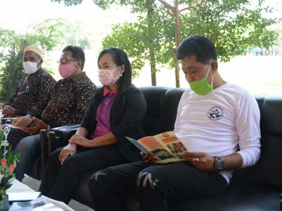 นายกลงพื้นทีแจกหน้ากากให้กับโรงเรียนทั้ง3โรง ในตำบลลุโบะบือซา