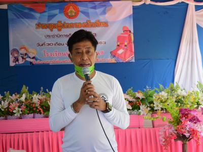 นายกลงพื้นทีแจกหน้ากากให้กับโรงเรียนทั้ง3โรง ในตำบลลุโบะบือซา