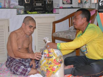ลงพื้นลงพื้นเยี่ยมผู้ป่วยติดเตียงและผู้ป่วยมามอบขอสิ่ง
