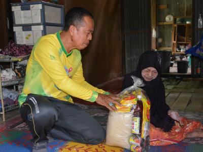 ลงพื้นลงพื้นเยี่ยมผู้ป่วยติดเตียงและผู้ป่วยมามอบขอสิ่ง