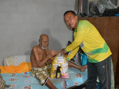 ลงพื้นลงพื้นเยี่ยมผู้ป่วยติดเตียงและผู้ป่วยมามอบขอสิ่ง