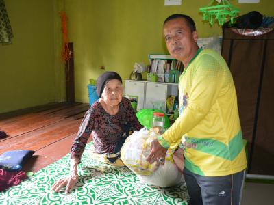 ลงพื้นลงพื้นเยี่ยมผู้ป่วยติดเตียงและผู้ป่วยมามอบขอสิ่ง
