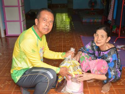 ลงพื้นลงพื้นเยี่ยมผู้ป่วยติดเตียงและผู้ป่วยมามอบขอสิ่ง