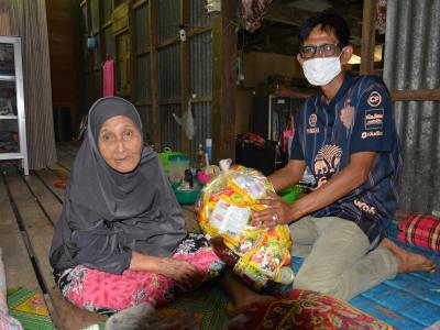 ลงพื้นลงพื้นเยี่ยมผู้ป่วยติดเตียงและผู้ป่วยมามอบขอสิ่ง