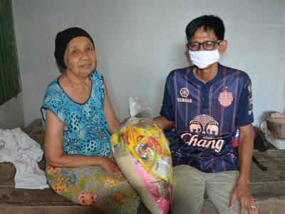 ลงพื้นลงพื้นเยี่ยมผู้ป่วยติดเตียงและผู้ป่วยมามอบขอสิ่ง