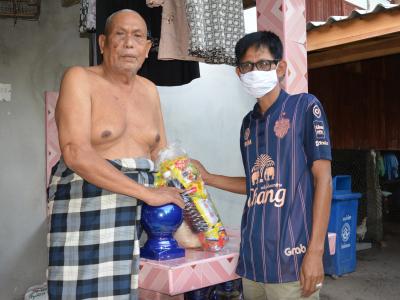 ลงพื้นลงพื้นเยี่ยมผู้ป่วยติดเตียงและผู้ป่วยมามอบขอสิ่ง