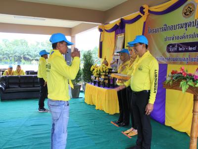 นายกมอบเกียรติบัตรผู้เข้าอบรมจิตอาสาภัยพิบัติ