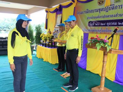 นายกมอบเกียรติบัตรผู้เข้าอบรมจิตอาสาภัยพิบัติ