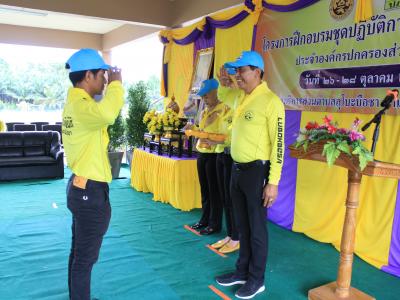 นายกมอบเกียรติบัตรผู้เข้าอบรมจิตอาสาภัยพิบัติ